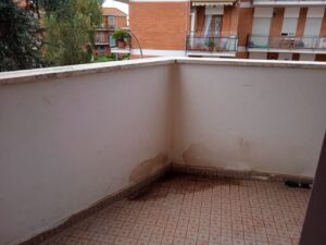 Muro di terrazzo con segni di umidità prima di tinteggiatura